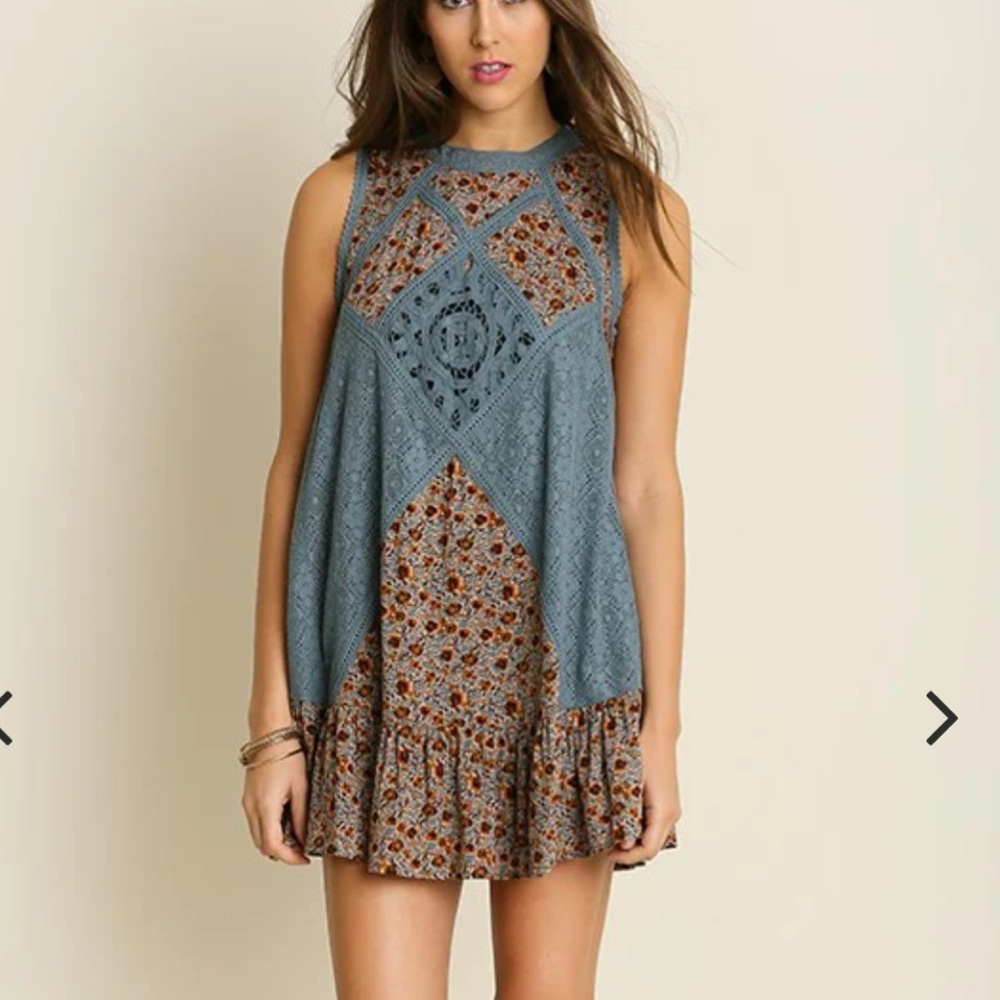 Umgee Boho Blue and Floral Sleeveless Dress w Lace Trim Summer Mini w Cut Outs M